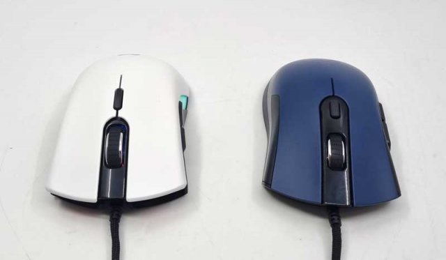 두 제품의 크기나 무게, 기능이 거의 같지만 풍기는 분위기가 다르다 (출처=IT동아)