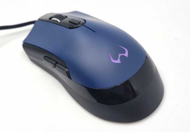 워프 WM2는 상단 로고에만 RGB LED를 적용해 중후한 느낌을 강조했다 (출처=IT동아)