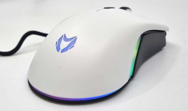 메카 ZM2는 흰색과 검정을 조합, 깔끔한 분위기를 자아낸다 (출처=IT동아)