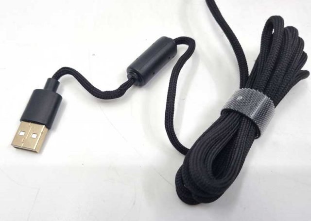 파라코드 재질의 케이블과 노이즈 필터, 금도금 USB 커넥터를 갖췄다 (출처=IT동아)