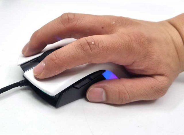 높은 내구성을 기대할 수 있는 후아노의 클릭 스위치를 적용했다 (출처=IT동아)