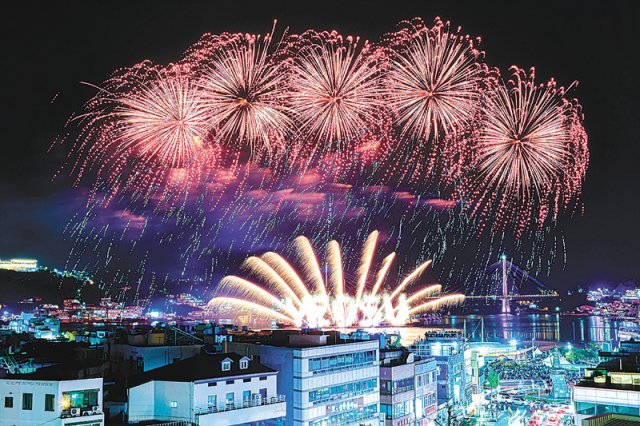 22일 열린 ‘2022 여수밤바다 불꽃축제’에서 불꽃놀이가 펼쳐지고 있다. 이날 여수에는 관광객 19만4000명이 다녀간 것으로 집계됐다. 여수시 제공