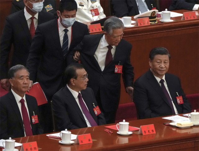 후진타오, 퇴장하며 시진핑에 말 걸어 22일 중국 베이징 인민대회당에서 열린 중국공산당 제20차 전국대표대회 폐막식 
도중 시진핑 중국 국가주석의 전임자인 후진타오 전 주석(오른쪽에서 두 번째)이 수행원으로 보이는 남성에게 팔을 잡힌 채 이끌려 
나가다 시 주석의 등에 손을 대며 말을 걸고 있다. 후 전 주석 왼쪽에 이번에 지도부에서 퇴출된 ‘후진타오계’ 리커창 총리와 왕양
 전국인민정치협상회의 주석(왼쪽)이 앉아 있다. 베이징=AP 뉴시스