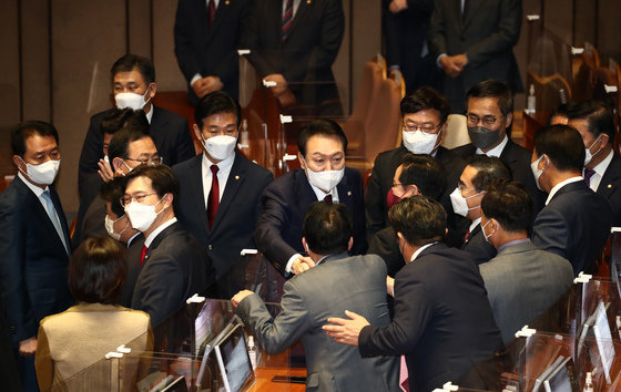 윤석열 대통령이 25일 국회 본회의장에서 2023년도 예산안 및 기금운용계획안에 대한 시정연설을 마친 뒤 국민의힘 의원들과 인사하고 있다. 2022.10.25 사진공동취재단