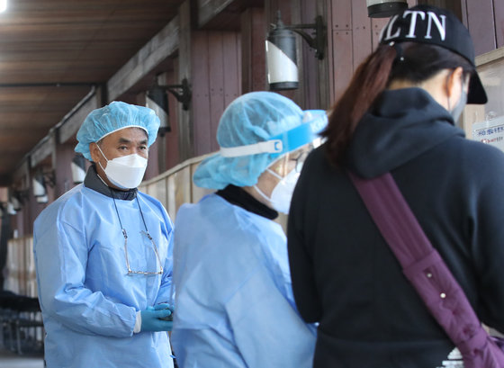 18일 서울 송파구보건소에 마련된 신종 코로나바이러스 감염증(코로나19) 선별진료소에서 의료진이 시민들을 안내하고 있다. 2022.10.18/뉴스1