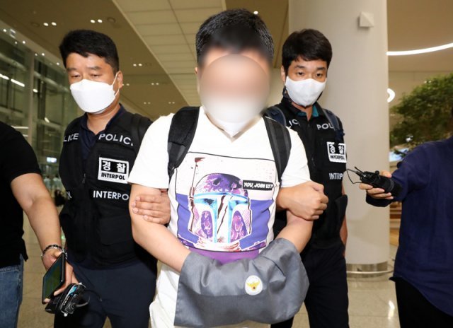 필리핀에서 도피 중이던 국내 최대 성매매 알선 사이트를 운영한 피의자 A 씨가 지난 7월 22일 오전 인천국제공항 제2여객터미널을 통해 국내로 송환되고 있다. 뉴시스