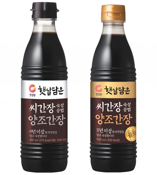 햇살담은 씨간장 숙성공법 양조간장 500mL(왼쪽)와 햇살담은 씨간장 숙성공법 양조간장 골드 500mL.