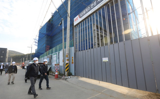 경기 안성시 원곡면 KY로지스 저온물류창고 신축현장 붕괴사고 현장. /뉴스1