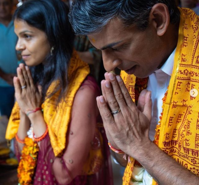 올 8월 힌두교 축제 ‘크리슈나 잔마슈타미’를 축하하기 위해 영국 하트퍼드셔 왓포드 인근 바크티베단타 사원를 방문한 리시 수낵 총리(오른쪽)가 인도 정보기술(IT) 대기업 인포시스 창업자 나라야나 무르티 딸인 부인 악샤타 무르티와 함께 손을 모아 예를 올리고 있다. 리시 수낵 인스타그램 캡쳐