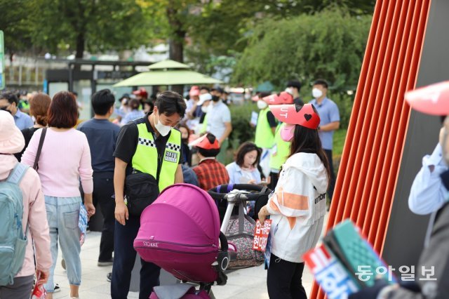 지난달 22일 서울 용산구 전쟁기념관 인근에서 열린 HDC현대산업개발 규탄 집회에서 이 경사가 유모차에 타고 있는 시위 참가자의 자녀를 보며 미소짓고 있다.