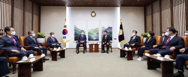 윤석열 대통령이 25일 서울 여의도 국회에서 내년도 정부 예산안에 대한 시정연설에 앞서 김진표 국회의장, 김명수 대법원장, 한덕수 국무총리, 여야 지도부를 비롯한 참석자들과 환담하고 있다. 사진공동취재단