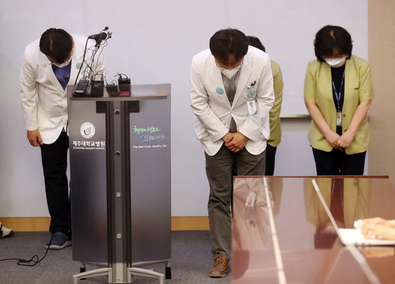 제주대학교병원 강사윤 진료처장이 지난 4월28일 오후 제주대학교병원에서 약물 과다투약 사고와 관련 사과 입장을 발표하고 있다.2022.4.28/뉴스1 ⓒ News1 오현지 기자