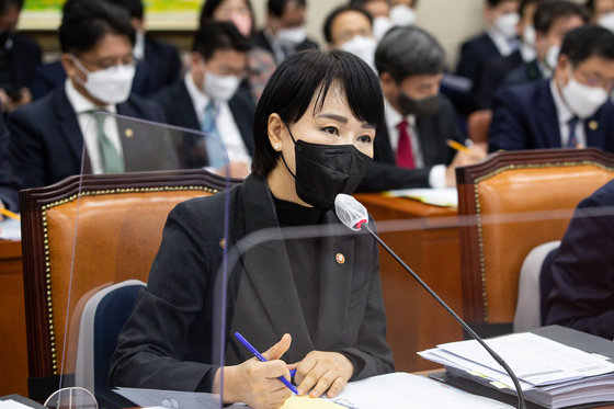 전현희 국민권익위원장이 21일 서울 여의도 국회에서 열린 정무위원회의 국무조정실, 공정거래위원회, 국민권익위원회 등에 대한 종합국정감사에서 의원 질의에 답하고 있다. 2022.10.21/뉴스1 ⓒ News1
