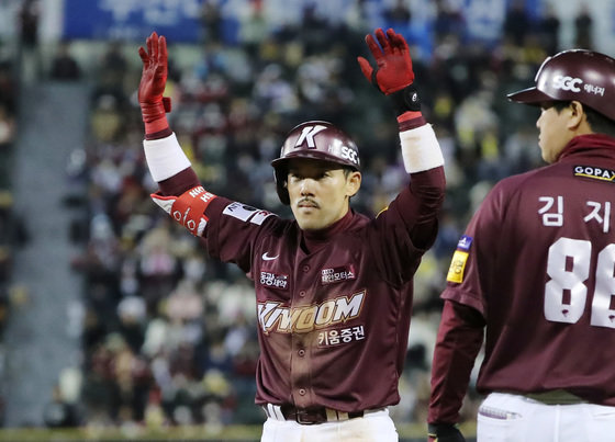 25일 서울 송파구 잠실야구장에서 열린 프로야구 ‘2022 신한은행 SOL KBO 포스트시즌’ 플레이오프 2차전 키움 히어로즈와 LG 트윈스의 경기 2회초 2사 2,3루 상황 키움 이용규가 LG 플럿코를 상대로 2타점 적시타를 치고 세리머니를 하고 있다. 2022.10.25/뉴스1