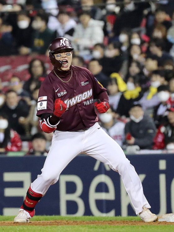 25일 서울 송파구 잠실야구장에서 열린 프로야구 ‘2022 신한은행 SOL KBO 포스트시즌’ 플레이오프 2차전 LG 트윈스와 키움 히어로즈의 경기에서 키움 송성문이 2회초 1사 2루상황 1타점 1루타를 치고 환호하고 있다. 2022.10.25/뉴스1