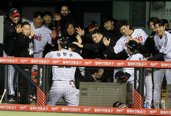 25일 서울 송파구 잠실야구장에서 열린 프로야구 ‘2022 신한은행 SOL KBO 포스트시즌’ 플레이오프 2차전 LG 트윈스와 키움 히어로즈의 경기에서 3회말 1사 2,3루 상황 LG 채은성의 2타점 2루타에 3루주자 김현수와 2루주자 박해민이 홈인해 덕아웃에서 환호하고 있다. 2022.10.25/뉴스1