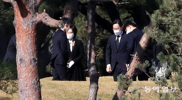 수원 선영 찾은 이재용 부회장 이재용 삼성전자 부회장(가운데 오른쪽)과 홍라희 전 삼성미술관 리움 관장(가운데 
왼쪽)이 25일 오전 경기 수원시 선영에서 치러진 이건희 삼성전자 회장 2주기 추모식에 참석하고 있다. 수원=장승윤 기자 
tomato99@donga.com