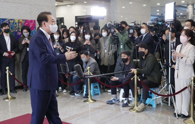 윤석열 대통령이 26일 오전 서울 용산 대통령실 청사로 출근하며 기자들과 약식 회견을 하고 있다. 2022.10.26. 대통령실사진기자단