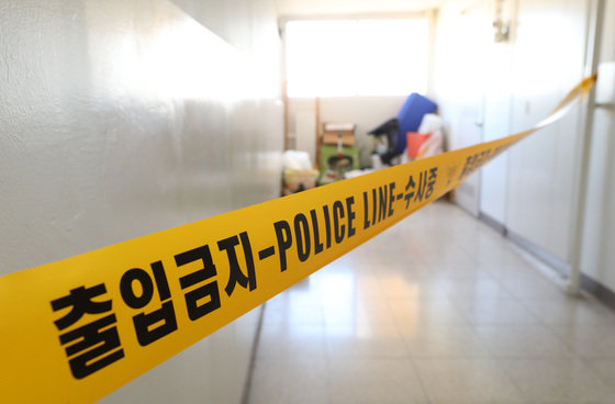 26일 오전 경기 광명시의 한 아파트에 폴리스라인이 쳐져 있다. 소방과 경찰 등에 따르면 25일 오후 11시27분께 광명시 소하동의 한 아파트에서 A씨(40대·여)와 아들 2명 등 3명이 숨진 채 발견됐다. 2022.10.26/뉴스1