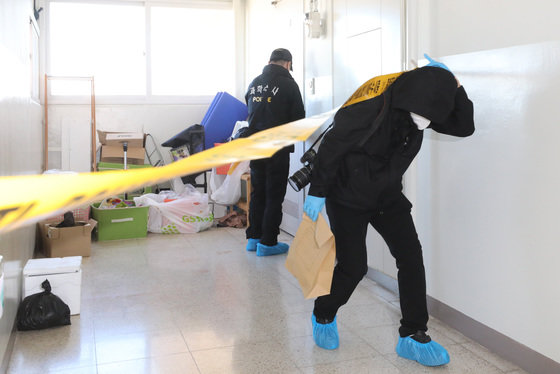 26일 오전 경기 광명시의 한 아파트에서 경찰 과학수사대가 현장 감식 중 밖으로 나오고 있다. 2022.10.26/뉴스1