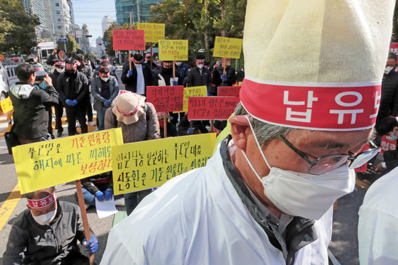 푸르밀 폐업 낙농가 비상대책위원회 회원들이 25일 서울 영등포구 푸르밀 앞에서 대책 마련을 촉구하며 집회를 하고 있다. 2022.10.25/뉴스1