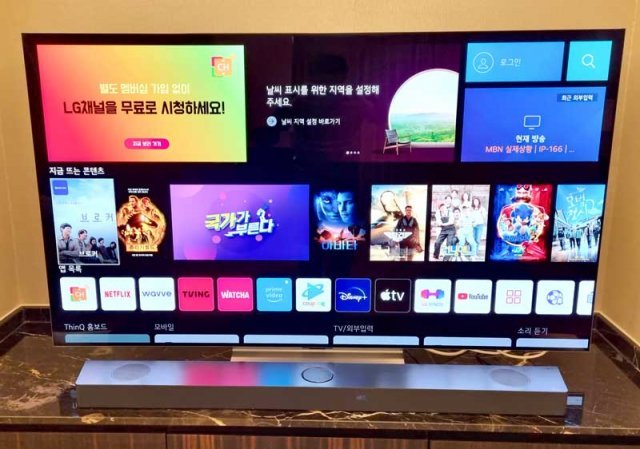 스마트 기능을 통해 다양한 온라인 콘텐츠를 자체 구동하는 LG전자의 OLED65C2KND OLED TV (출처=IT동아)