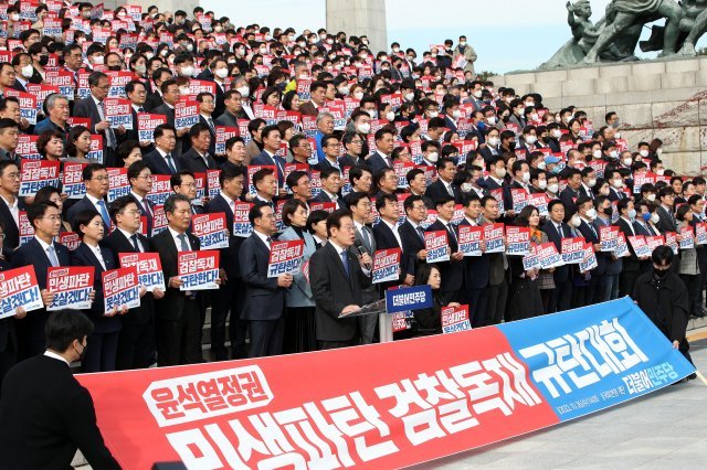 이재명 더불어민주당 대표가 26일 서울 여의도 국회 앞 본청 계단에서 열린 민생파탄·검찰독재 규탄대회에서 발언을 하고 있다. 사진공동취재단