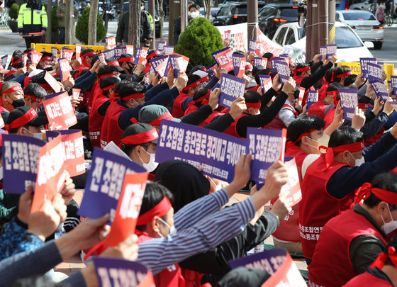 푸르밀 노조원들이 26일 오후 서울 영등포구 푸르밀 본사 앞에서 가진 사업 종료 규탄 결의 집회에서 정리해고를 철회하라는 구호를 외치고 있다. 2022.10.26/뉴스1 ⓒ News1