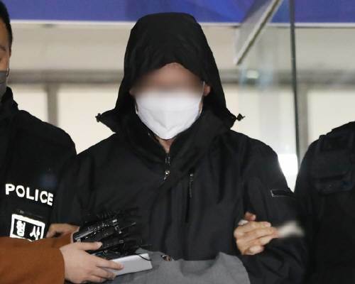 아내와 두 아들을 살해한 혐의를 받아 긴급체포된 40대 A 씨가 26일 오후 경기 광명시 철산동 광명경찰서에서 나와 유치장으로 압송되고 있다. /뉴스1