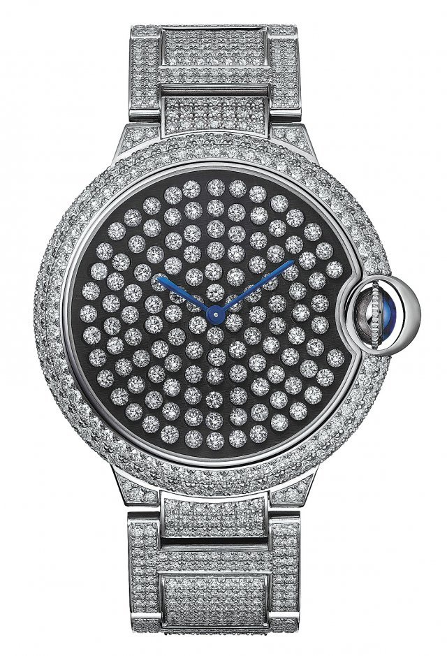 2016년 출시된 발롱 블루 드 까르띠에. 다이얼 위에 3.38캐럿에 달하는 210개의 브릴리언트 컷 다이아몬드가 올려졌다.