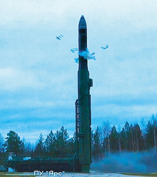 러 훈련 동원된 3대 핵전력 러시아 국방부가 26일 대륙간탄도미사일(ICBM), 잠수함발사탄도미사일(SLBM), 전략핵폭격기 탑재 미사일 등 3대 핵전력을 총동원한 핵전쟁 훈련을 실시하며 영상을 공개했다. 러시아군이 발사한 야르스 ICBM은 최대 사거리가 1만2000km에 이른다. 러시아 국방부 텔레그램 캡처