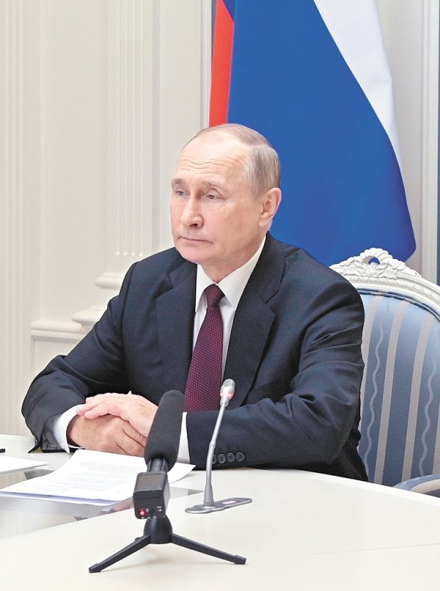 블라디미르 푸틴 러시아 대통령이 크렘린궁 상황실에서 영상으로 핵전쟁 훈련을 지켜보고 있다. 러시아 국방부 텔레그램 캡처