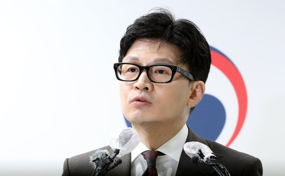 한동훈 법무부 장관이 26일 경기 과천시 정부과천청사 법무부 브리핑실에서 ‘소년범죄 종합대책’을 발표하고 있다. 한 장관은 브리핑을 통해 촉법소년 연령을 현행 14세에서 13세로 낮추는 내용을 골자로 하는 법 개정을 추진한다고 설명했다. 2022.10.26 뉴스1