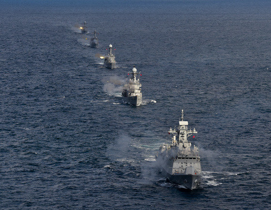 서해에서 우리 해군 함정들이 대함 사격훈련을 실시하고 있다. 앞쪽부터 인천함(FFG/신형 호위함), 전남함(FF/호위함), 익산함, 부천함, 신성함(초계함/PCC). (해군 제공) 2016.11.25/뉴스1