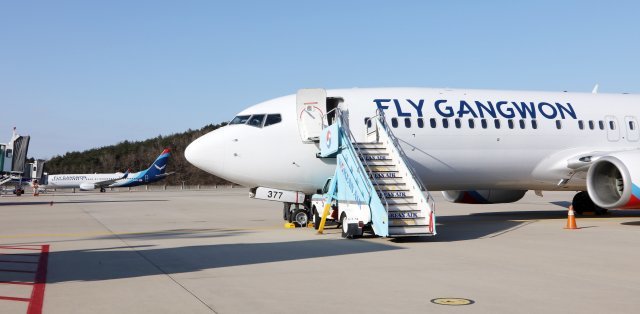 지난 2019년 12월 강원도 양양국제공항 주기장에 플라이강원 2호기(B737-800)가 도착했다. 2호기 뒤로 1호기가 보이고 있다. 2019.12.16. 플라이강원 제공