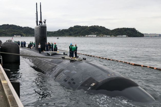 지난 8일 일본 요코스카항에 미군 로스앤젤레스(LA)급 핵추진 공격잠수함 ‘스프링필드’(SSN-761)가 입항하고 있다. 미 7함대 트위터