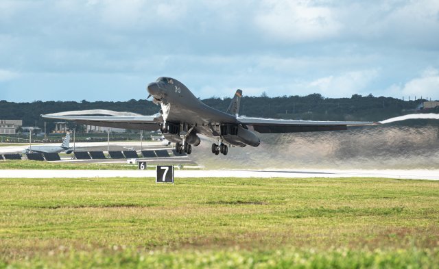 지난주 괌에 배치된 미 공군 전략폭격기 B-1B 랜서가 24일(현지시간) 이륙하고 있다. 미 공군 제공