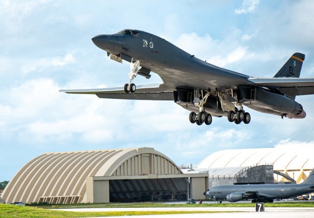 지난주 괌에 배치된 미 공군 전략폭격기 B-1B 랜서가 24일(현지시간) 이륙하고 있다. 미 공군 제공