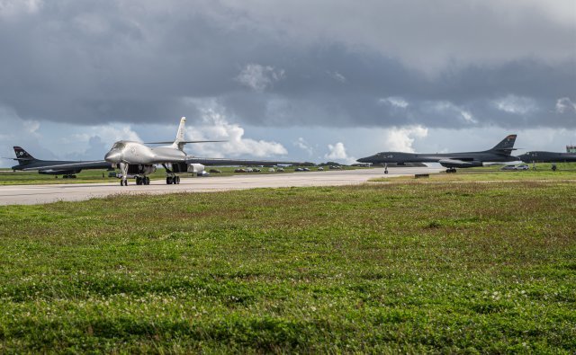 지난주 괌에 배치된 미 공군 전략폭격기 B-1B 랜서가 24일(현지시간) 이륙하고 있다. 미 공군 제공