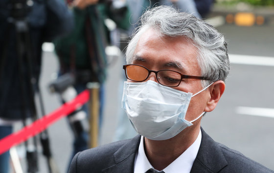 회사 지분을 부당하게 취득해 이득을 챙긴 혐의를 받는 문은상 신라젠 대표이사가 11일 서울 양천구 서울남부지방법원에서 구속 전 피의자 심문(영장실질심사)을 받기 위해 출석하고 있다. 2020.5.11/뉴스1