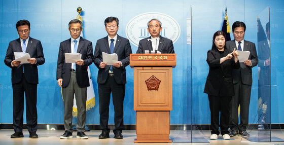 윤준병 더불어민주당 의원을 비롯한 국회 농림축산식품해양수산위원회 소속 야당 의원들이 27일 서울 여의도 국회 소통관에서 기자회견을 열고 ‘서해 공무원 실종 사건’과 관련해 근거 없는 해경의 입장 번복과 감사원 중간발표 진상규명을 위한 국정조사를 촉구하고 있다. 왼쪽부터 윤재갑, 김승남, 안호영, 윤준병, 주철현 의원. 2022.10.27 뉴스1