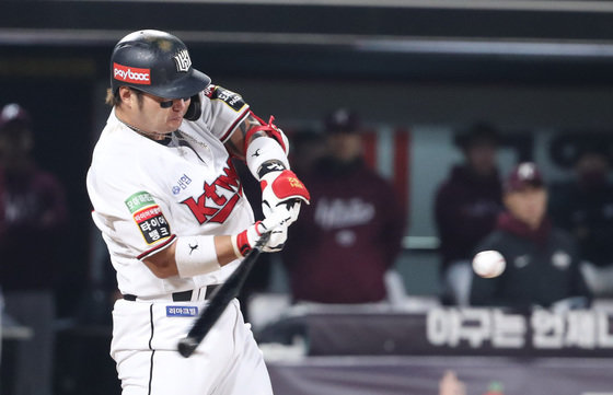 20일 오후 경기 수원시 장안구 KT위즈파크에서 열린 ‘2022 신한은행 SOL KBO 포스트시즌’ 준플레이오프 4차전 키움 히어로즈와 KT 위즈의 경기, 8회말 2사 주자 1루 KT 박병호가 스윙을 하고 있다. 2022.10.20/뉴스1 ⓒ News1