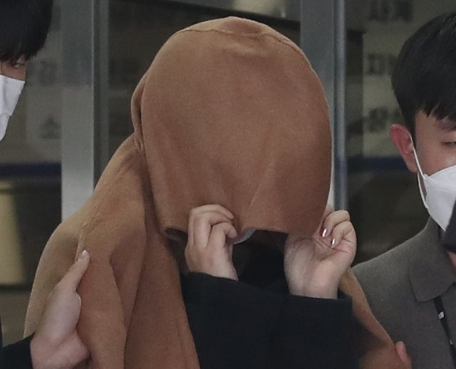 지난달 15일 울산에서 검거된 ‘뉴질랜드 가방 속 시신 사건’의 피의자인 한국계 뉴질랜드 여성 A 씨가 울산 중구 중부경찰서에서 서울중앙지검으로 압송되고 있다. 2022.9.15. 뉴스1