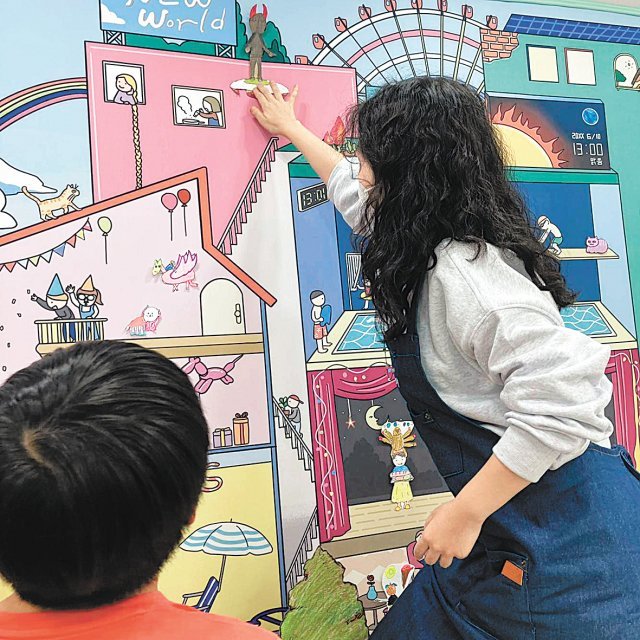 서울 강동성심병원에서 구지민 일러스트 작가가 병원에 온 아이들과 미술 치유 워크숍을 진행하고 있다. 구 작가의 도시배경 그림에 아이들이 상상력을 발휘한 작품을 붙이는 수업으로, 3개월간 매주 두 차례씩 진행된다. 블루버드씨 제공