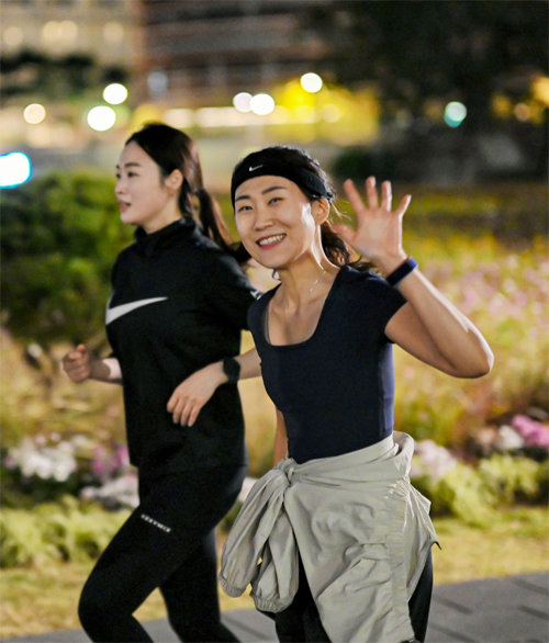 장유라 씨(오른쪽)가 7979 서울 어반 러닝크루(SURC)에 참가해 즐겁게 달리고 있다. 그는 SURC에서 함께 달린 러닝 친구들과 마라톤 풀코스에 도전할 정도로 달리기 마니아가 됐다. 7979 SURC 사무국 제공