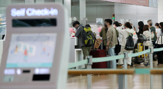 12일 인천국제공항 제1여객터미널에서 여행객들이 일본 후쿠오카로 떠나기 위해 탑승수속을 밟고 있다. 2022.10.12/뉴스1