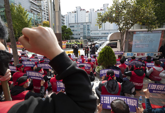 푸르밀 노조원들이 26일 오후 서울 영등포구 푸르밀 본사 앞에서 가진 사업 종료 규탄 결의 집회에서 정리해고를 철회하라는 구호를 외치고 있다. 2022.10.26/뉴스1