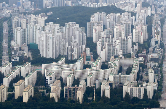 서울 송파구 롯데월드타워 서울스카이에서 바라본 서울 강남구의 아파트 단지. 2022.9.13 뉴스1