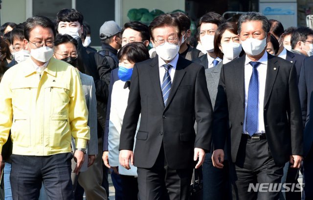 더불어민주당 이재명 대표(가운데)가 28일 오전 대구 매천동 농수산물도매시장 찾아 화재 현장을 살펴보고 있다. 대구=뉴시스