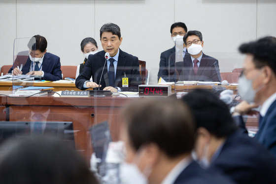 이주호 사회부총리 겸 교육부 장관 후보자가 28일 서울 여의도 국회에서 열린 인사청문회에서 의원 질의에 답변하고 있다. 2022.10.28/뉴스1